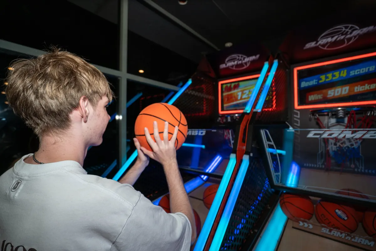 Arcade basketball hoops game at Bendigo Bowl